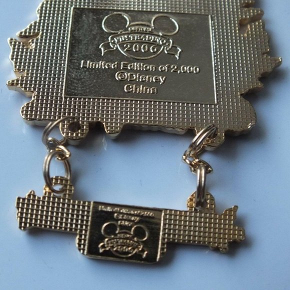 Disney Chip and Dale First Day of Autumn Disney World Collectible Pin From 2006 - Picture 4 of 5